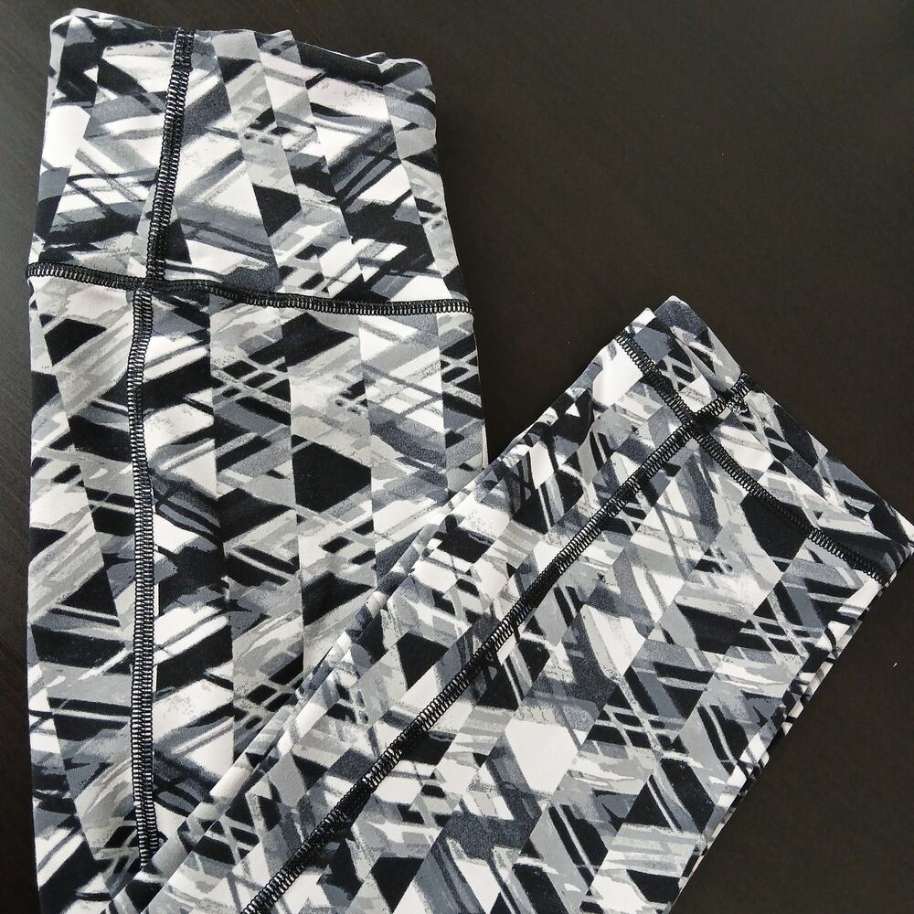 Victoria Sport VSX Knockout Capri Leggings M geometric black white activewear - Picture 1 of 11